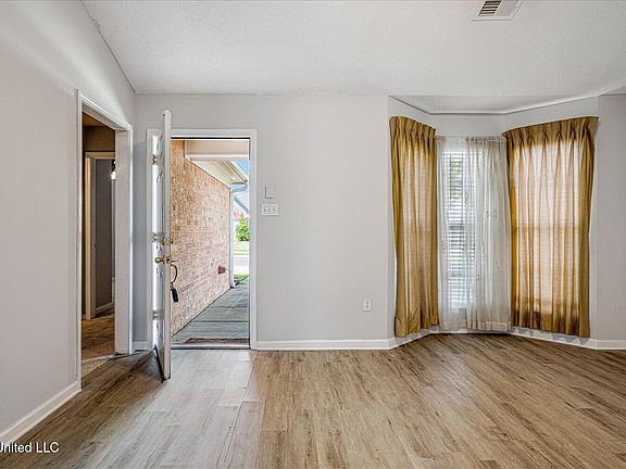 5th image of 5298 Russell Dr