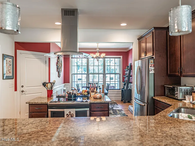 515 Clark St — Photo 10