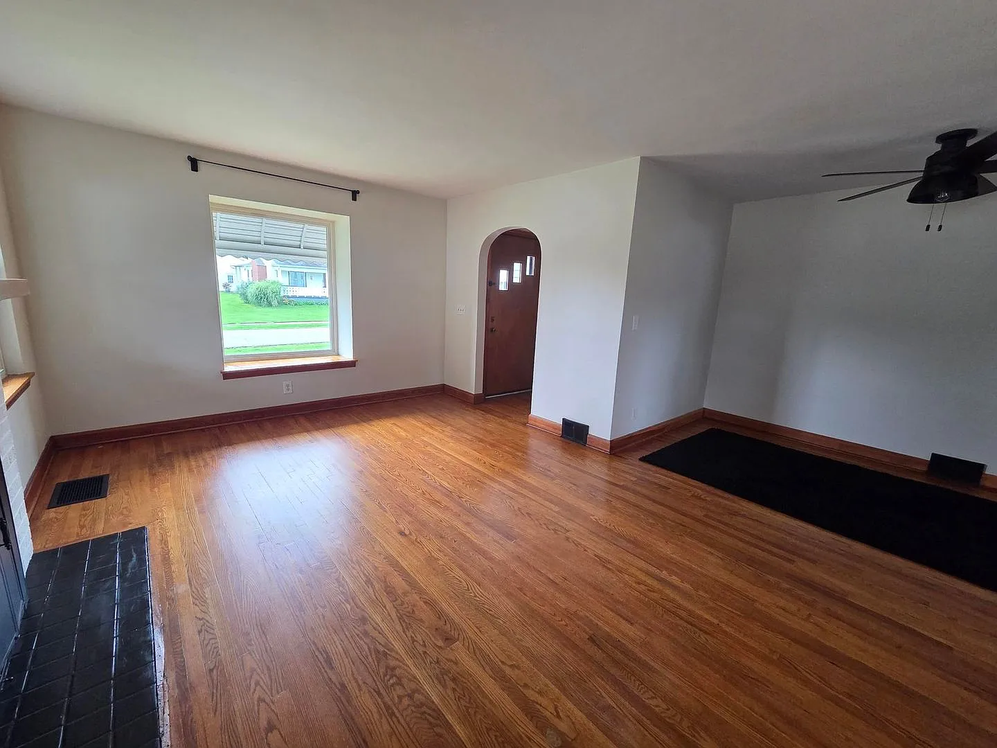 3 Bed/1 Bath Single Family Home — Photo 3