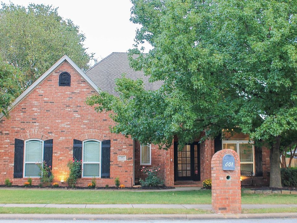 1st image of 601 College Pl