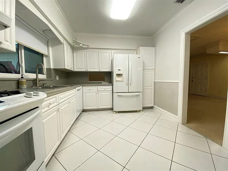 1049 Van Buren St — Photo 2