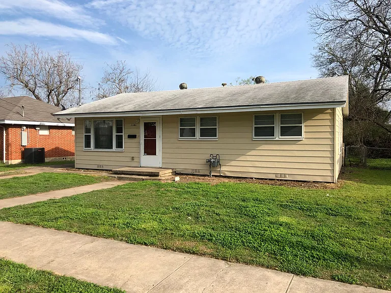 1141 E Sunset St — Photo 1