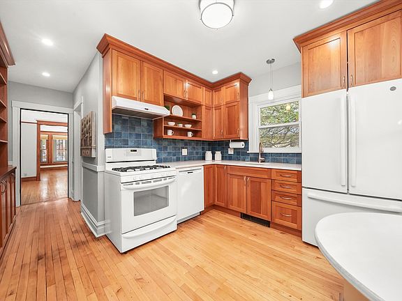 4th image of 1111 Lyman Ave