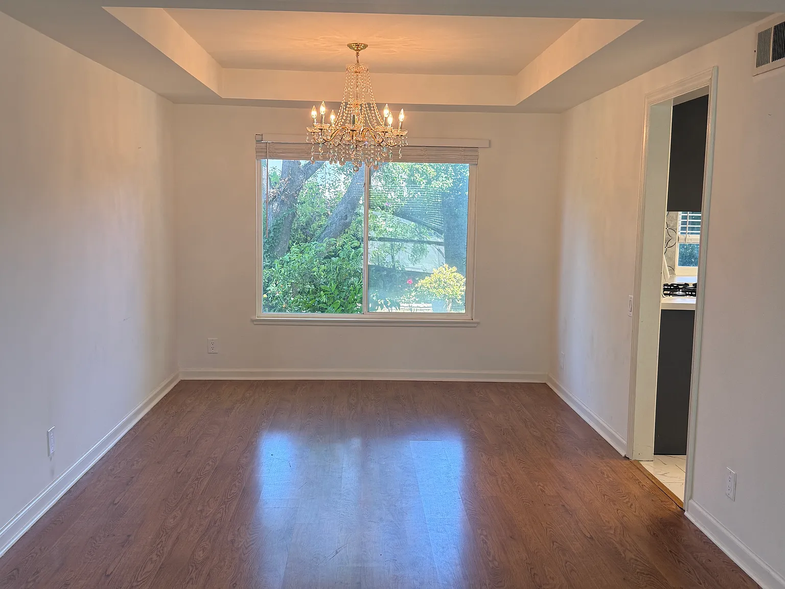 4 bed, 2.5 bath, 2271 sqft, $4,950 — Photo 3