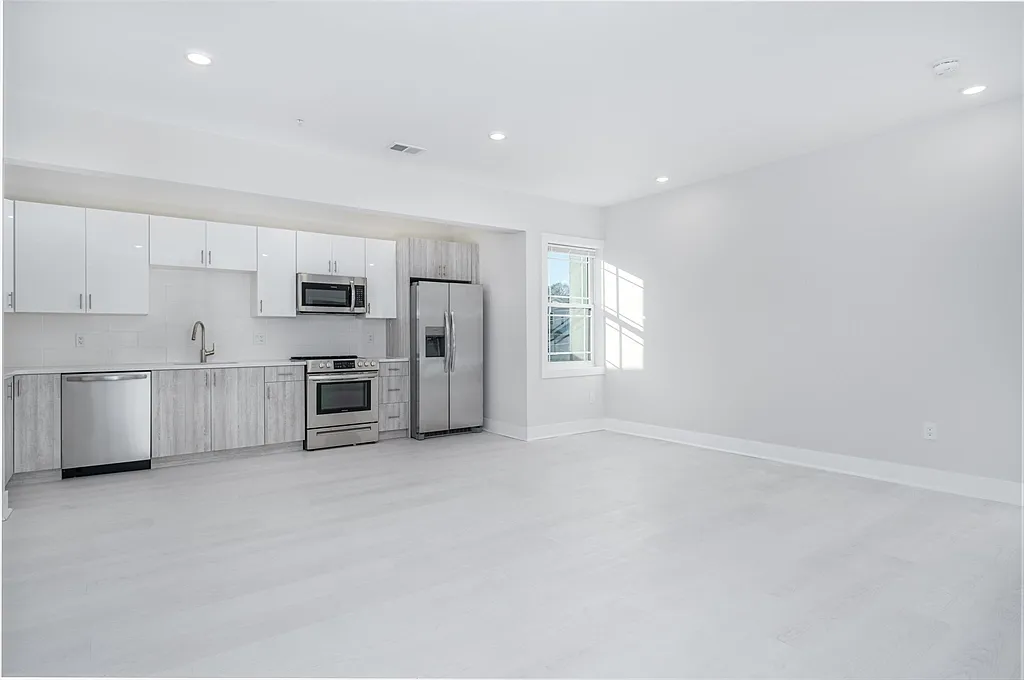 Building Photo - 1540 N Shore Rd #302