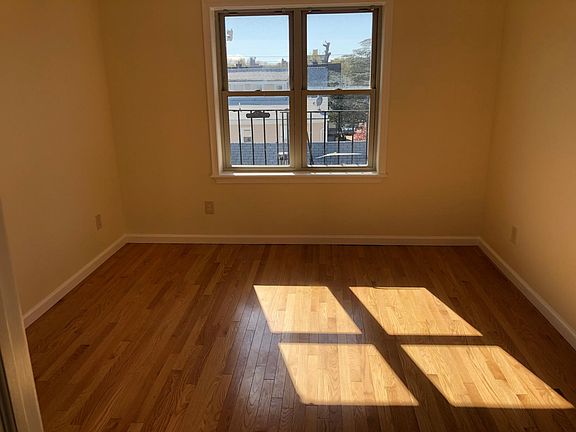 5th image of 2429 Hering Ave