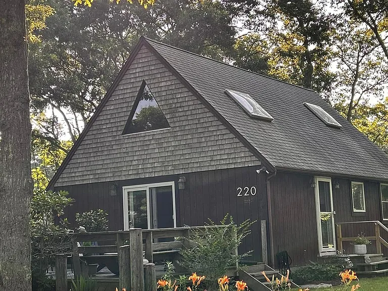 220 Shorewood Dr — Photo 1