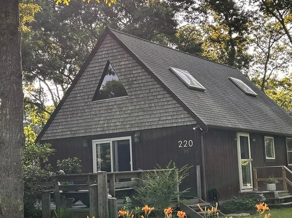 220 Shorewood Dr, East Falmouth, MA 02536