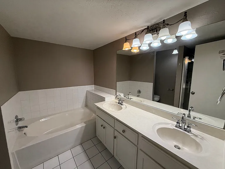 1404 SW 22nd St — Photo 30