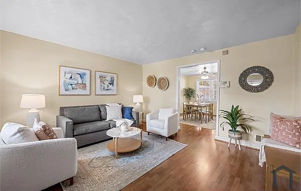 3 bed, $3,000 — Photo 2