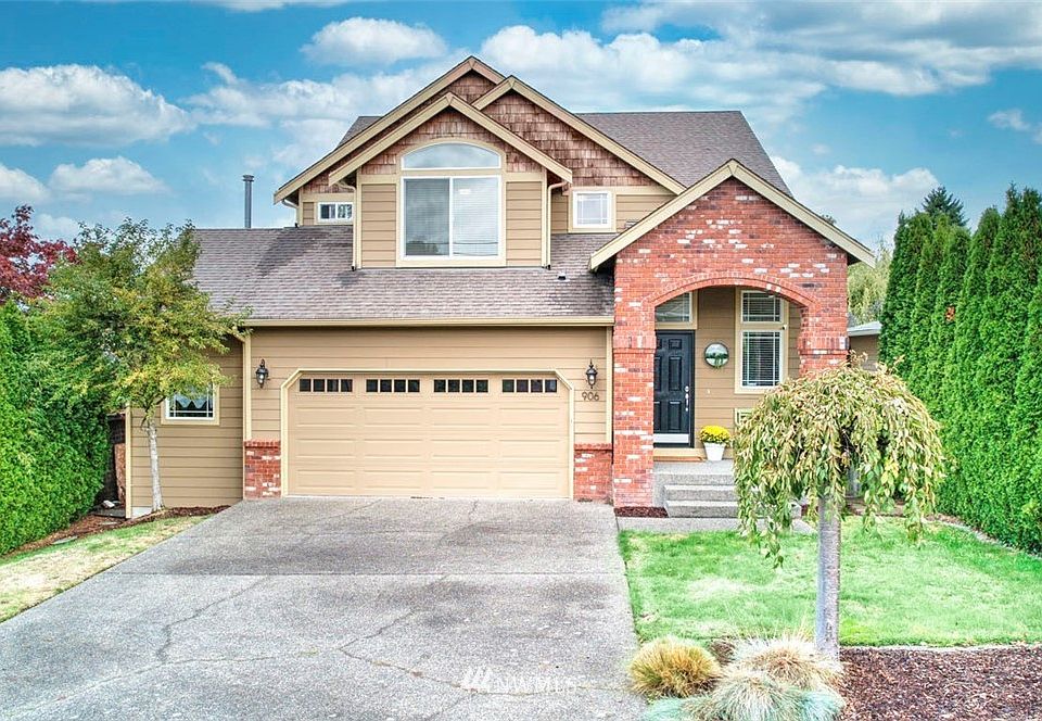 Welcome home to this beautiful 2-story house in the sought after Lower Kennydale neighborhood. This incredible 4-bedroom, 2.5 bathroom home features an additional office/den room and the quintessential open floor plan of the kitchen, informal dining, living room on the main level. Absolute MUST SEE!