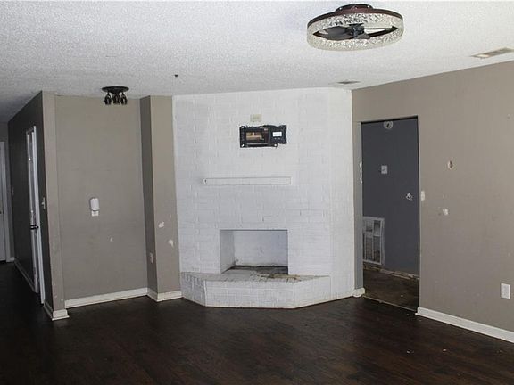 3rd image of 124 E Queens Dr