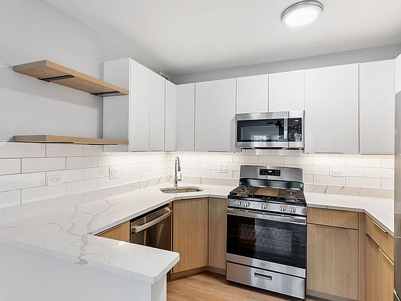 2nd image of 1521 W Sherwin Ave APT 307
