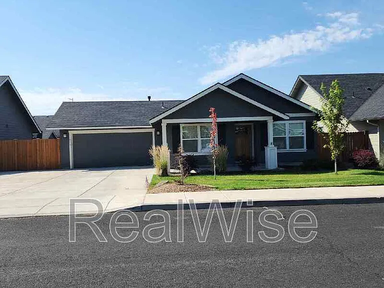 474 NE Oak Ave — Photo 2