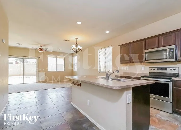 15427 W Canterbury Dr — Photo 6