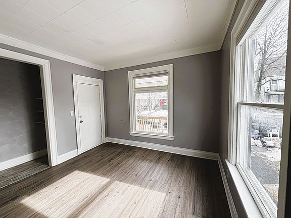 5th image of 282 Parkdale Ave #1