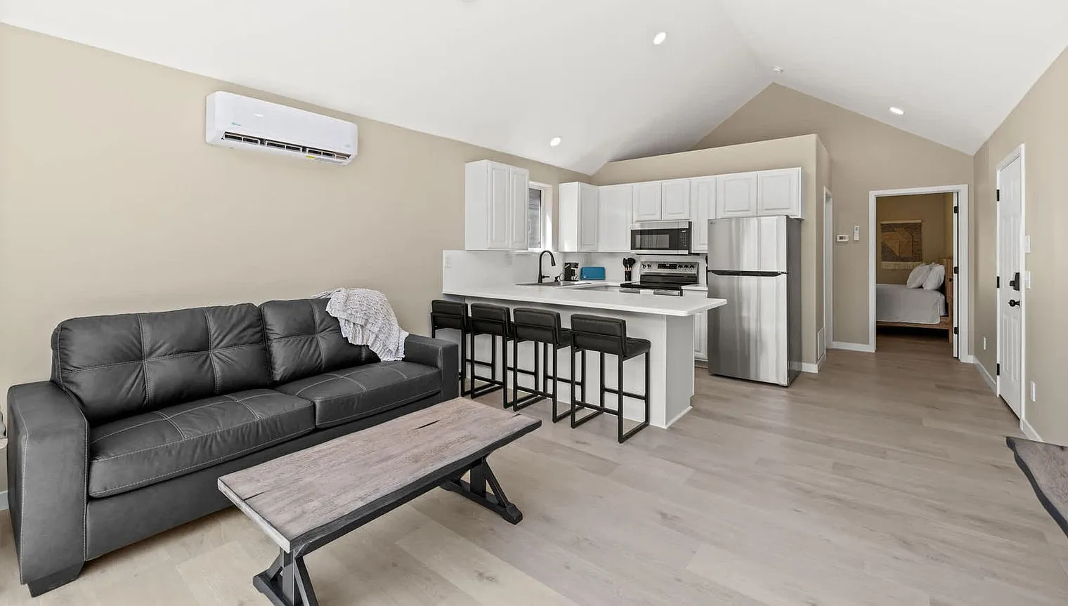 1 bed, 1.0 bath, 1194 sqft, $3,652 — Photo 3