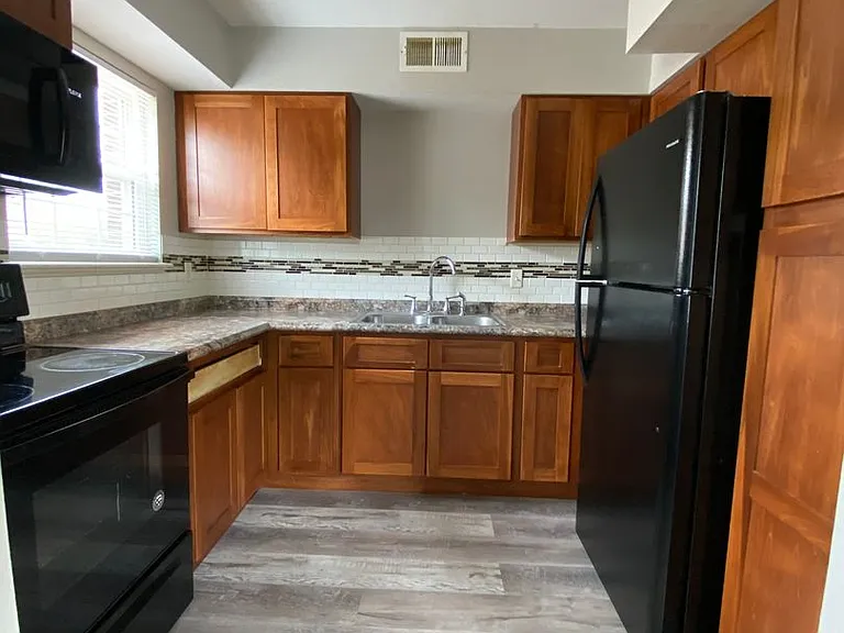 170 Westmount Dr — Photo 4