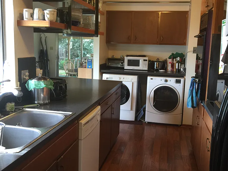 2410 Hawthorn Ave — Photo 9