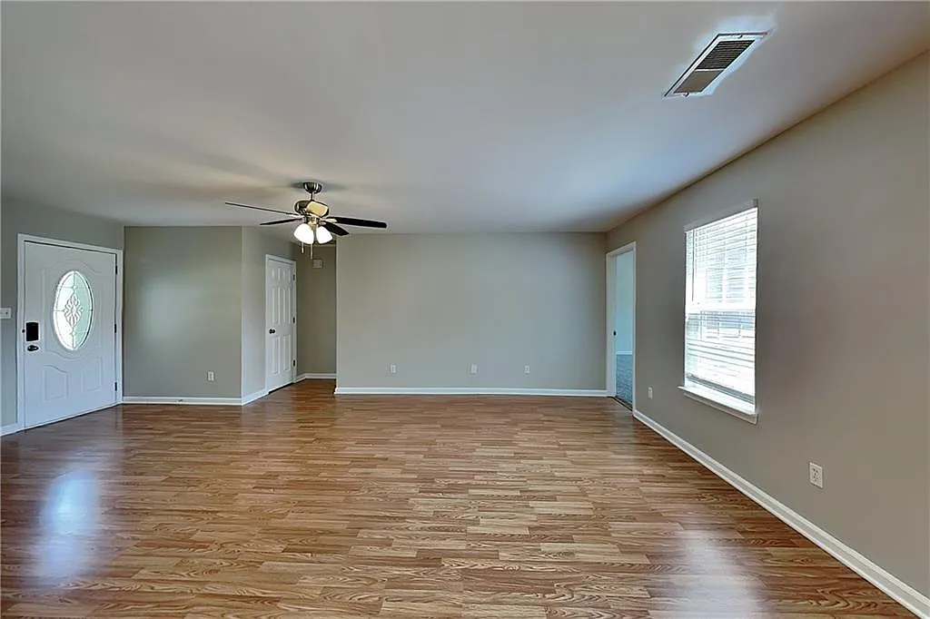 3 bed, 2.0 bath, 1551 sqft, $1,800 — Photo 2