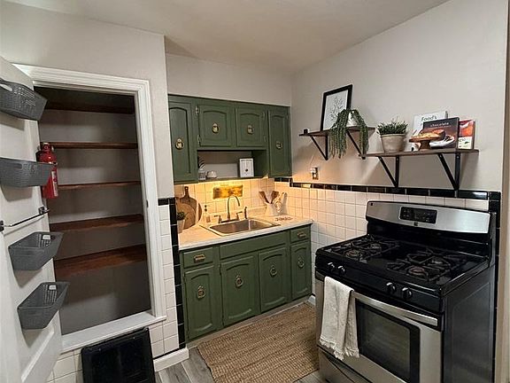 5th image of 754 Loekes Dr