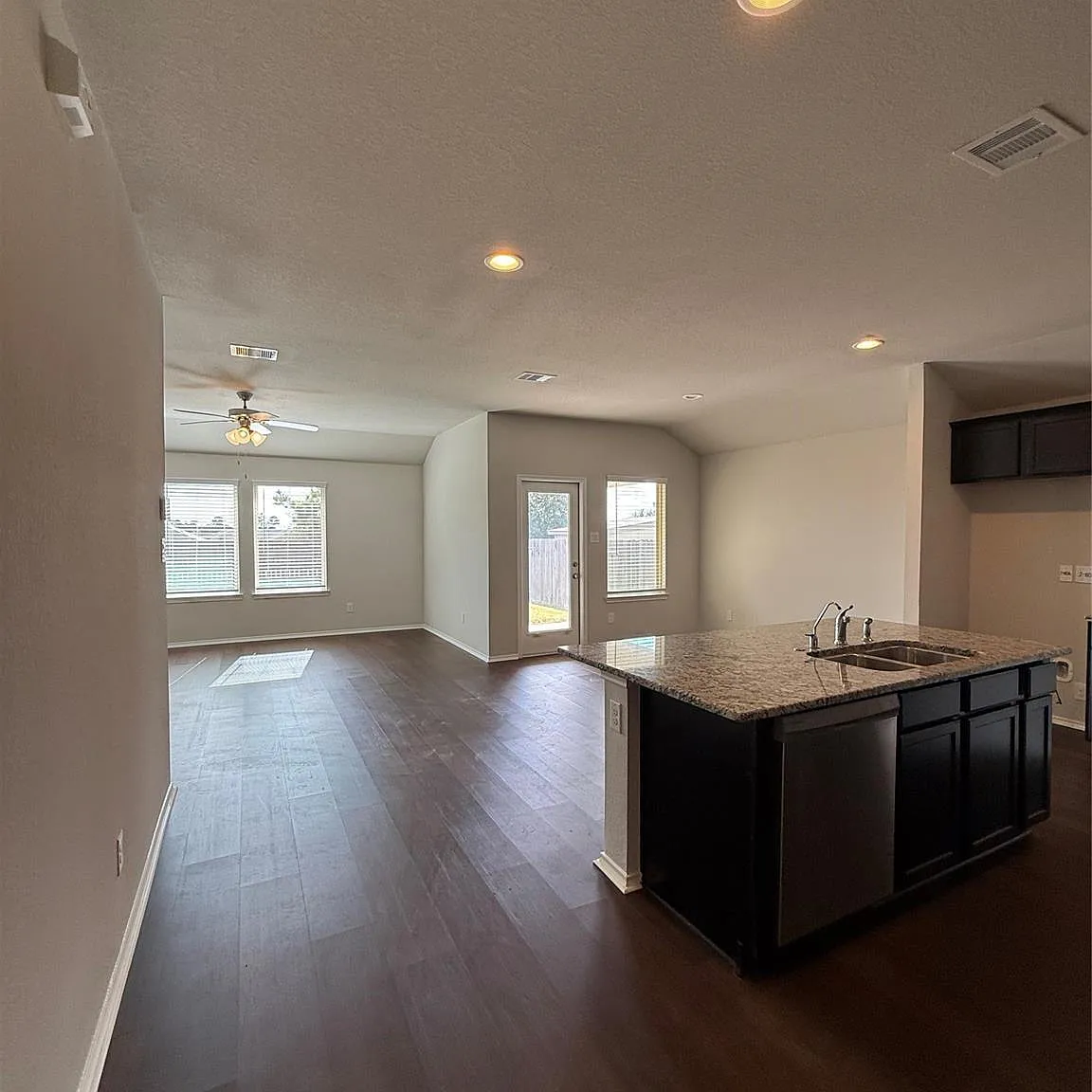 4 bed, 2.0 bath, 1692 sqft, $1,945 — Photo 3
