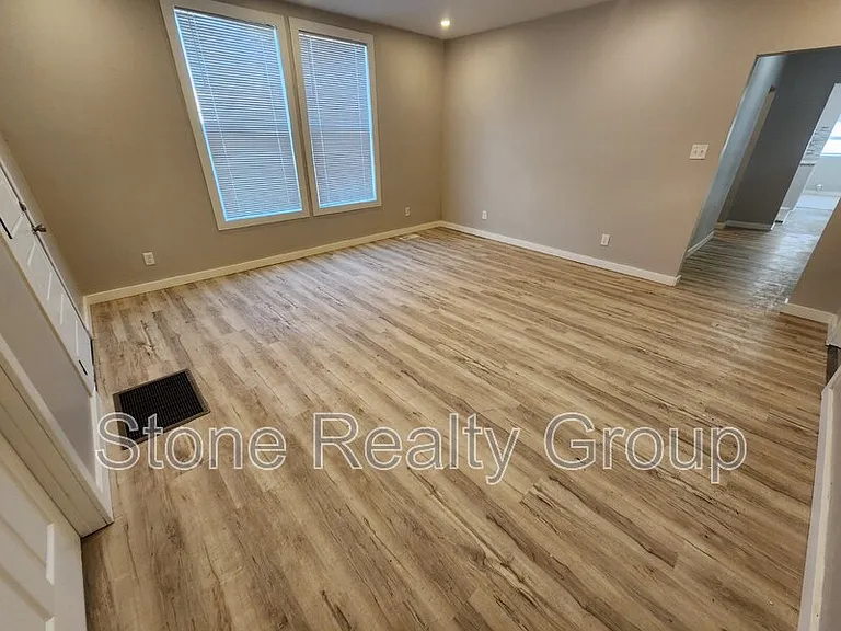 2445 Liberty Ave — Photo 2