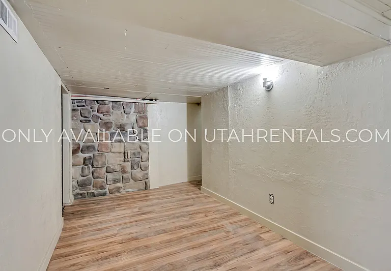 250 Franklin St — Photo 13
