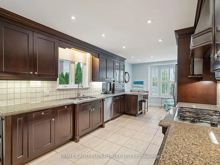 56 Highland Cres — Photo 9