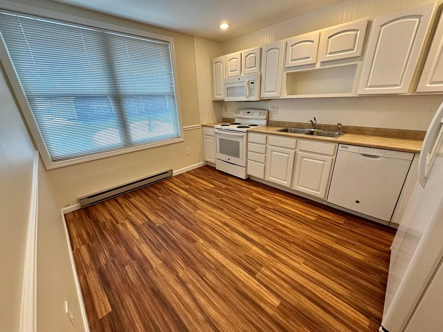 3 bed, 1.5 bath, 1300 sqft, $2,800 — Photo 2