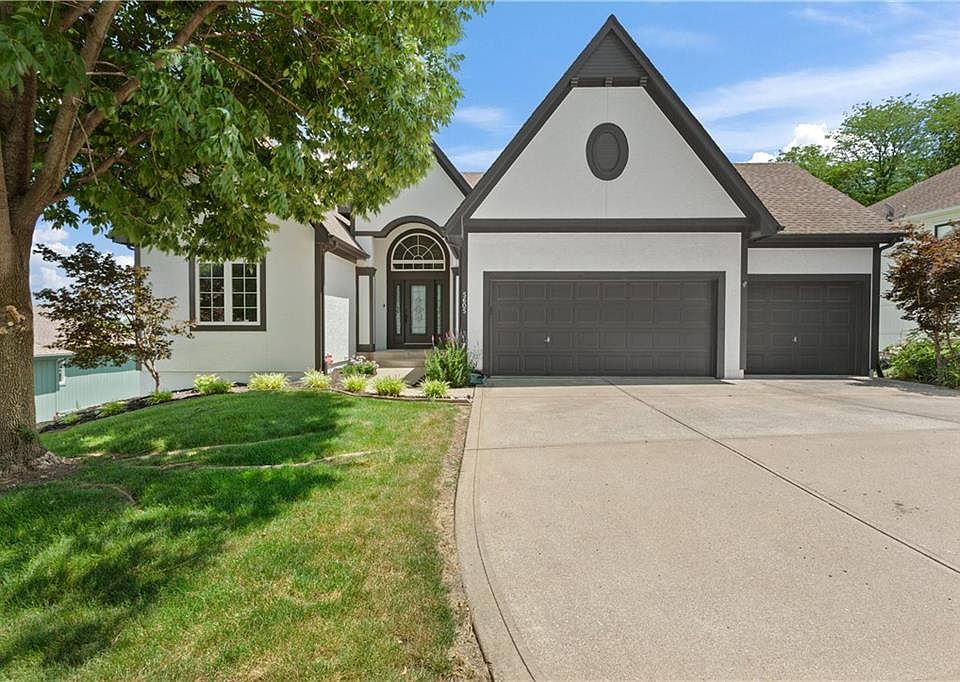 1st image of 5605 NE Coral Dr