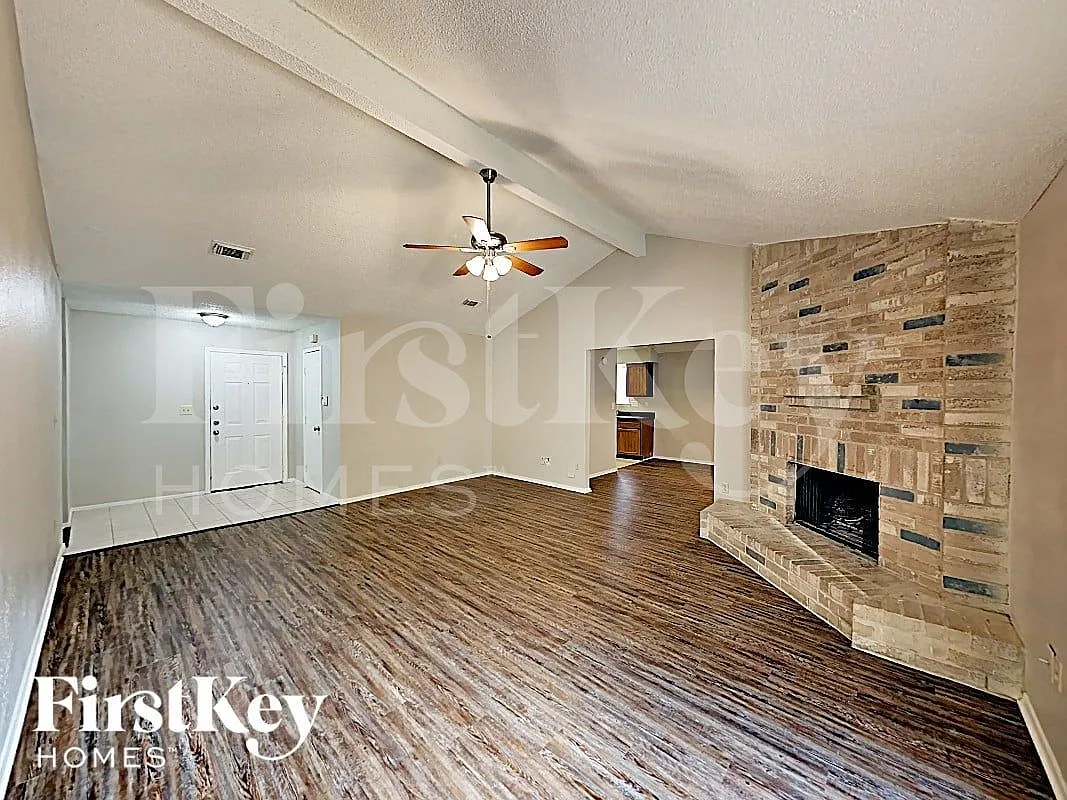 3 bed, 2.0 bath, 1868 sqft, $2,180 — Photo 2