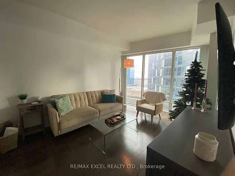 8 The Esplanade #1812 — Photo 35