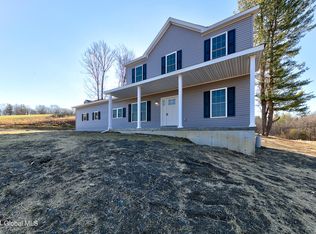 2 Lochvue Dr, Poestenkill, NY 12140