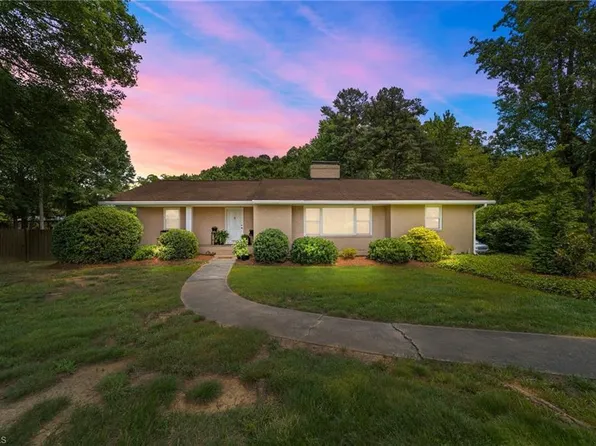 1805 Guilford College Rd, Jamestown, NC 27282