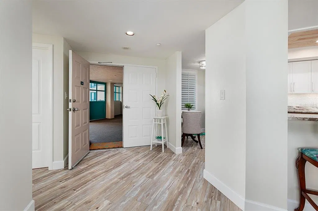 2 bed, 2.0 bath, 1377 sqft, $4,800 — Photo 4