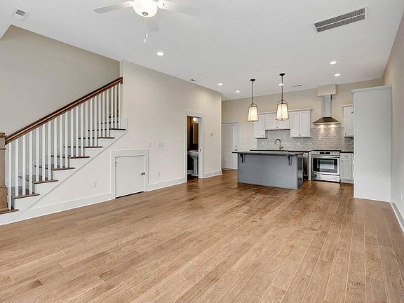 4th image of 829 S Greenwood Ave #121