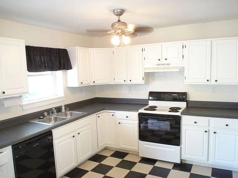 1208 W Clay St — Photo 8