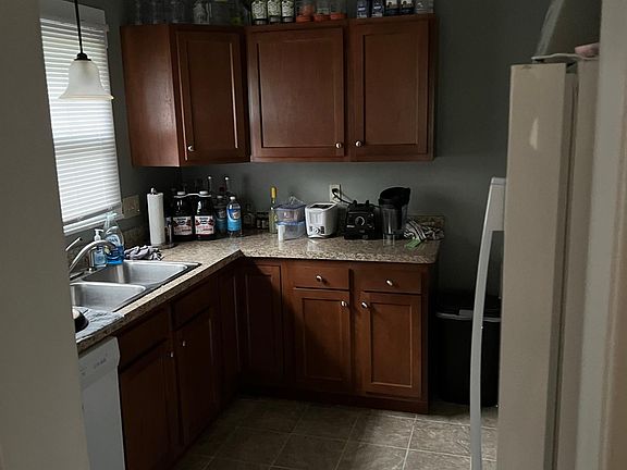 4th image of 303 Bailey St