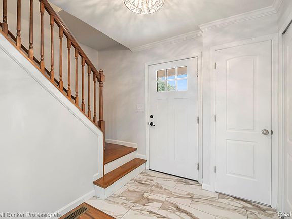 5th image of 2838 Roundtree Dr