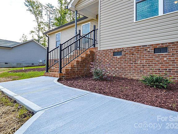 3rd image of 214 Aspen Dr
