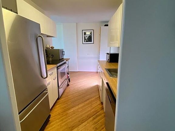 5th image of 330 W Diversey Pkwy APT 2408