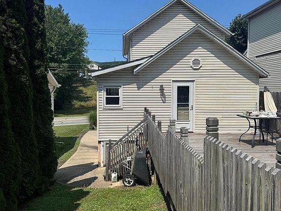 5th image of 588 Main St