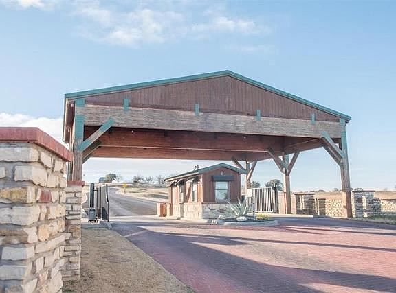 2nd image of 109 Club House Dr
