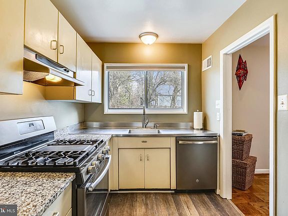 5th image of 10661 Montrose Ave #M203