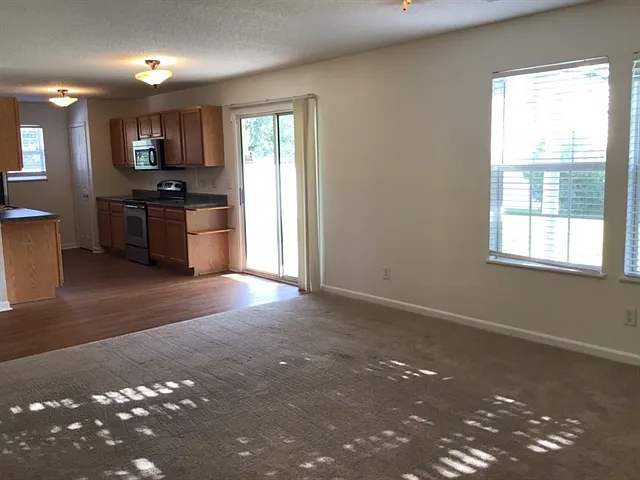 323 Aberdeen Cir — Photo 4