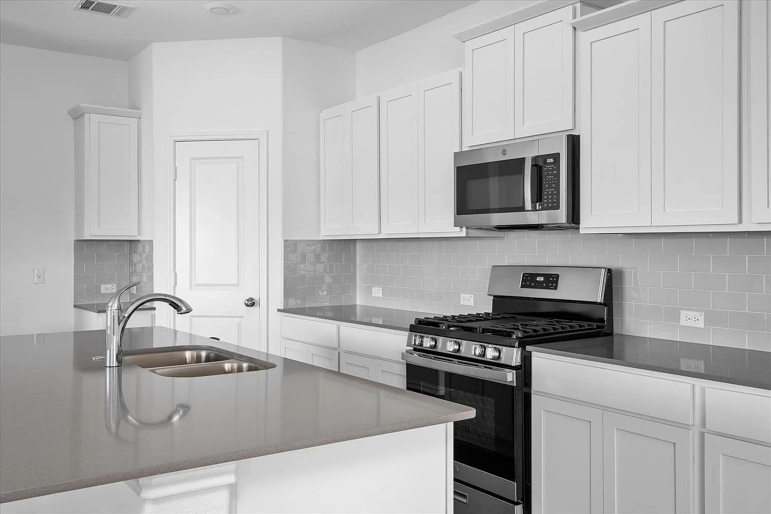 3 bed, 1966 sqft, $2,199 — Photo 3