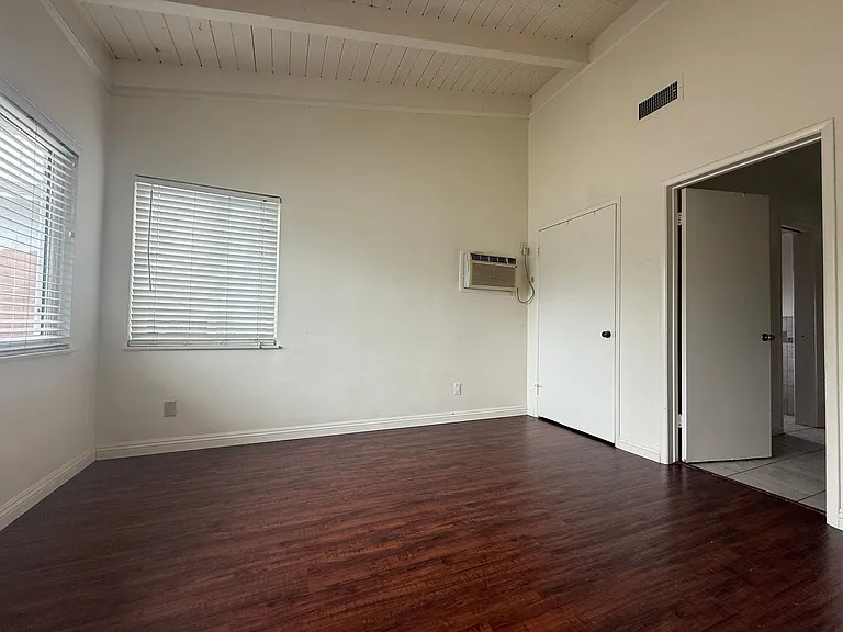 4719 La Presa Ave — Photo 11