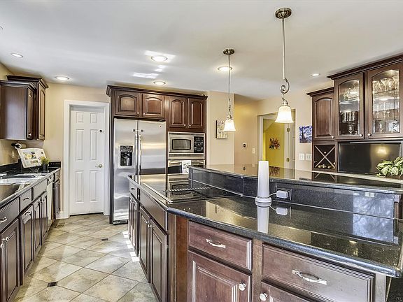 5th image of 15721 Edgewood Dr