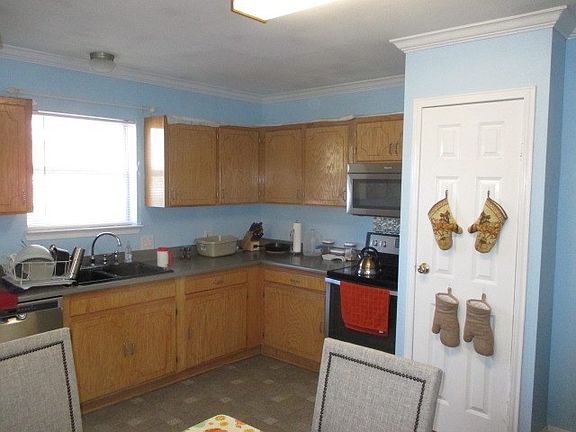 3rd image of 505 Van Zandt St